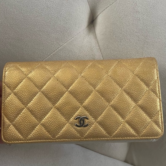 Chanel Classic Caviar Gold Wallet - Picture 2 of 9